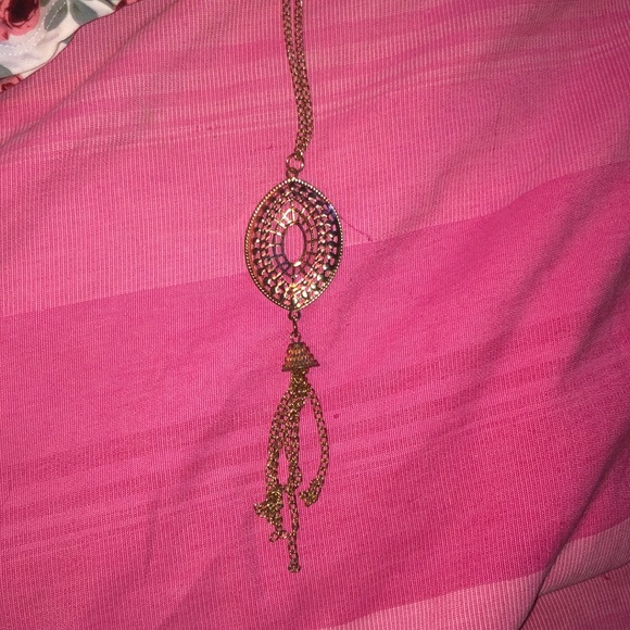 Cute off the shoulder tee with neckalace - Picture 5 of 5